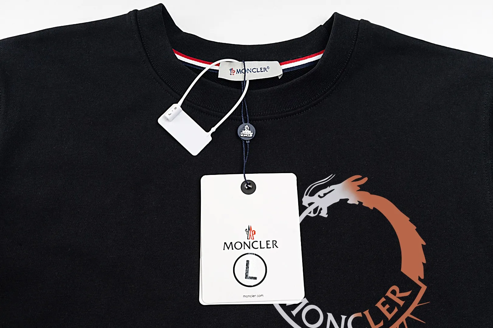 【 Quality】【 MONCLER】【In Stock 】 2024 New Arrival Premium 3D LOGO ， ， Premium ⚠️ ： 460 ， 21S 10S 26/2 1*1 ！ ， ， ， ， ， ！ Same Style ✔️ Same Style： ❗ ✔️【 Same Style， In Stock！】 ➡️Size：S M L XL XXL ➡️ ：Black White ⚠️Size Size